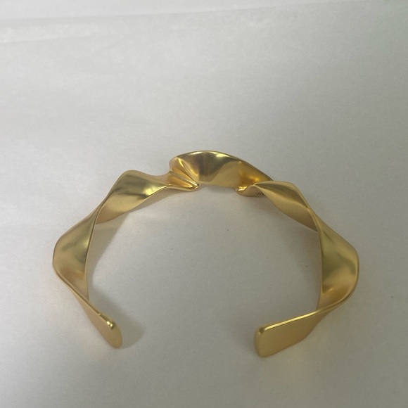 ⬇️🔴 MADEWELL gold plated twisted artisan bangle bracelet - Picture 10 of 10